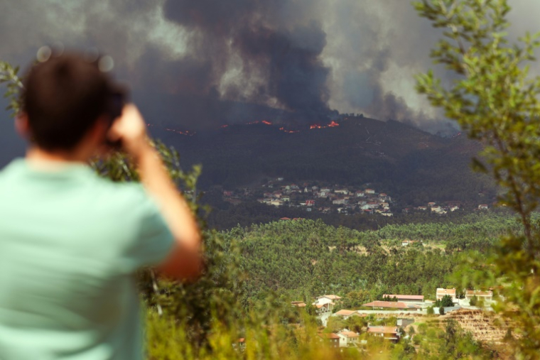Feux de forêt à Gondomar, dans le nord du Portugal, le 29 juillet 2025 ( AFP / CARLOS COSTA )