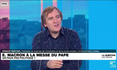 Emmanuel Macron à la messe du Pape : un faux pas politique ?