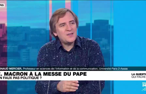Emmanuel Macron à la messe du Pape : un faux pas politique ?