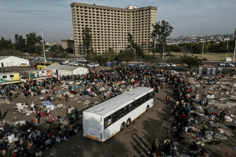 Vue aérienne de centaines d'immigrés en situation irrégulière regroupés dans un camps de déplacés improvisé à Durban, en Afrique du Sud, le 29 juin 2026 ( AFP / MARCO LONGARI )
