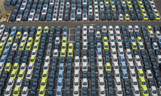 Des voitures de la marque BYD dans l'attente d'embarquer pour être exportées, le 27 avril 2025 dans le port de Taicang, dans la province de Jiangsu (est) ( AFP / STR )