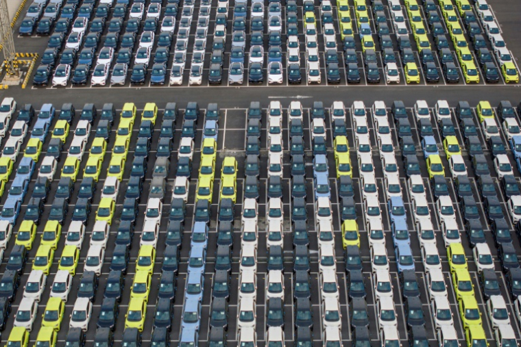 Des voitures de la marque BYD dans l'attente d'embarquer pour être exportées, le 27 avril 2025 dans le port de Taicang, dans la province de Jiangsu (est) ( AFP / STR )