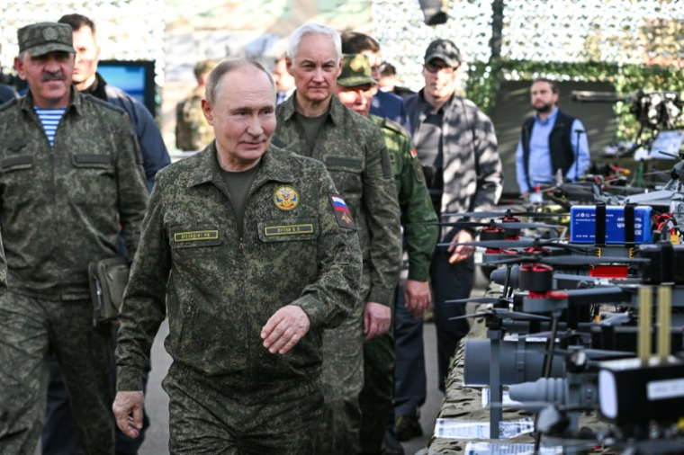 Le président russe Vladimir Poutine lors de la présentation d'équipements militaires à l'occasion de manoeuvres conjointes entre la Russie et le Bélarus, dans un centre d'entraînement dans l'oblast de Nijni Novgorod, en Russie, le 16 septembre 2025 ( POOL / Sergei BOBYLYOV )