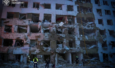 Photo diffusée par les services de secours ukrainiens le 16 avril 2026 après des frappes russes sur des immeubles résidentiels à Odessa, dans le sud de l'Ukraine  ( State Emergency Service of Ukraine / Handout )