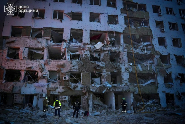 Photo diffusée par les services de secours ukrainiens le 16 avril 2026 après des frappes russes sur des immeubles résidentiels à Odessa, dans le sud de l'Ukraine  ( State Emergency Service of Ukraine / Handout )