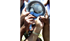 Des Palestiniens tiennent des assiettes et des cuillères vides