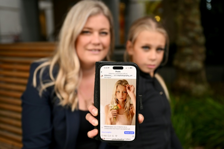 Zoe Jones (g) et sa fille Ava Jones, influenceuse de 12 ans, le 18 novembre 2025 à Melbourne, en Australie ( AFP / William WEST )