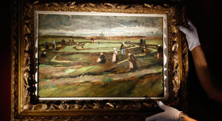 Le tableau «Racommodeuses de filets dans les dunes», peint par Vincent Van Gogh en 1882. (©  P. Kovarik / AFP)