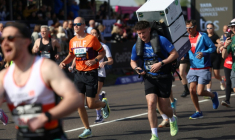Le coureur Jordan Adams porte un frigo sur son dos au départ du marathon de Blackheath, à Londres, le 26 avril 2026 ( AFP / Toby Shepheard )