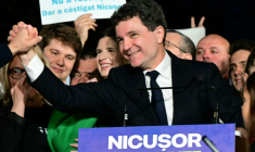Nicusor Dan salue ses partisans après l'annonce de sa victoire à la présidentielle roumaine, le 18 mai 2025 à Bucarest ( AFP / Daniel MIHAILESCU )