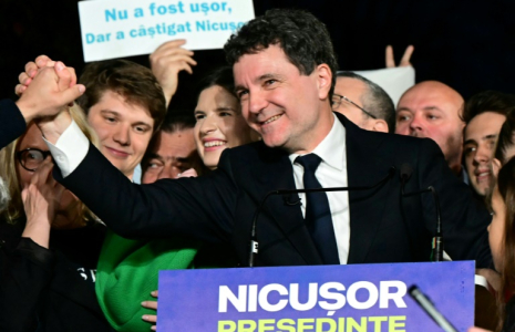 Nicusor Dan salue ses partisans après l'annonce de sa victoire à la présidentielle roumaine, le 18 mai 2025 à Bucarest ( AFP / Daniel MIHAILESCU )