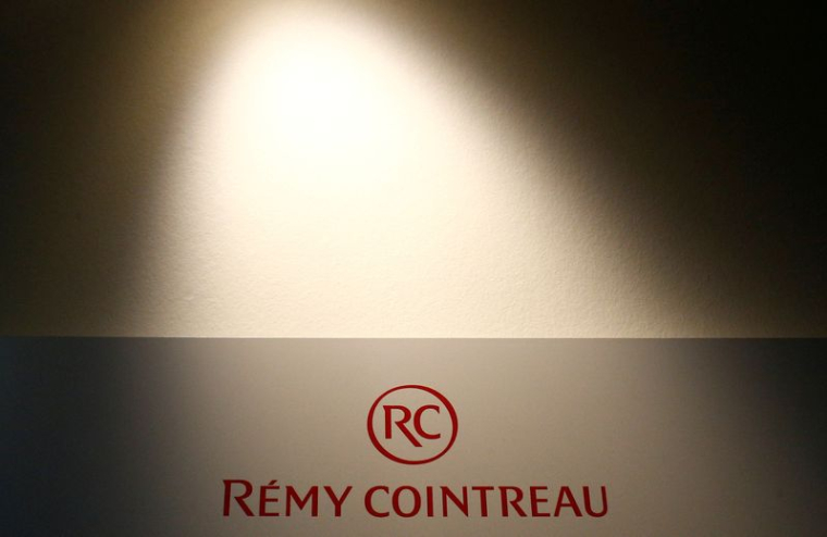 Le logo de Rémy Cointreau est photographié dans la distillerie Cointreau, à Saint-Barthélemy-d'Anjou près d'Angers, France