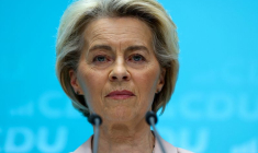 FILE PHOTO: La présidente de la Commission européenne, Ursula von der Leyen, participe à une conférence de presse à Berlin,