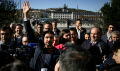 Le maire écologiste sortant Grégory Doucet lance sa campagne pour l'élection municipale à Lyon, le 4 novembre 2025 ( AFP / JEFF PACHOUD )