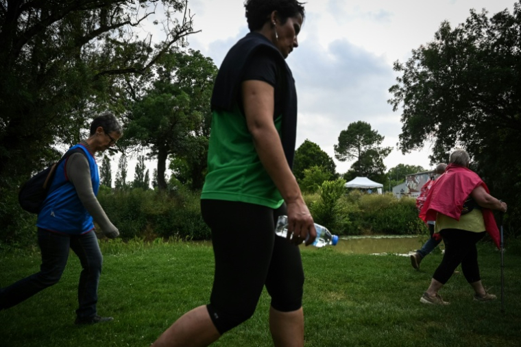 Des habitants participent aux recherches pour retrouver Lyhanna à Fleurance (Gers), le 1er juin 2026 ( AFP / Matthieu RONDEL )