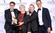 Photo d'archives des producteurs de la série télévisée "Dix pour cent" après avoir remporté un Emmy Award en 2021 à New York, aux États-Unis