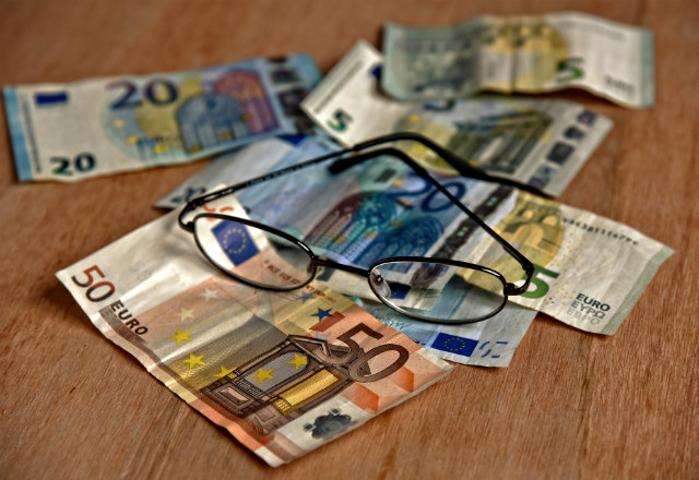 Le gouvernement planche sur un plafonnement des frais bancaires pour les plus modestes.(Crédits:Pixabay Mabel Amber)