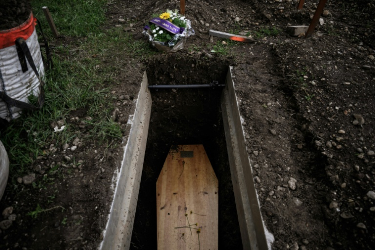 Le cercueil d'une personne décédée seule,  lors de ses funérailles en présence de membres du collectif "Morts sans Toi(t)" au cimetière de la Guillotière, le 11 mai 2026 à Lyon, dans le Rhône ( AFP / Jeff PACHOUD )