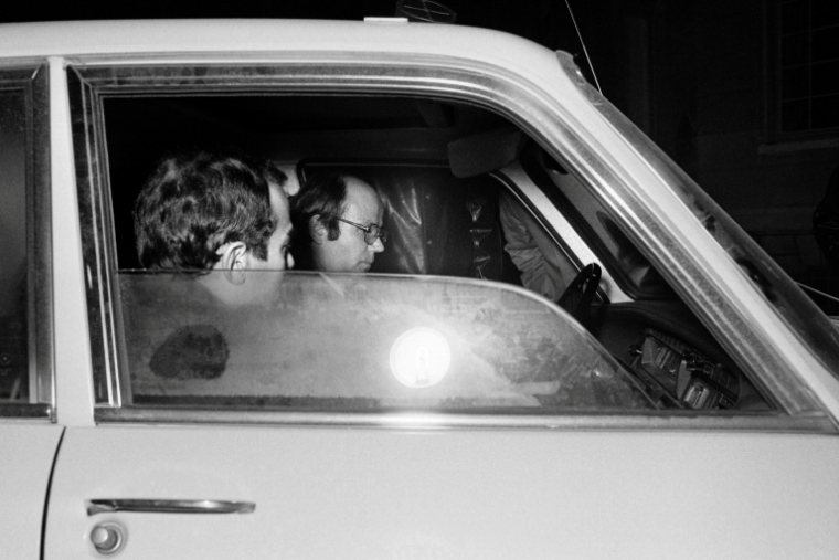 Les avocats de Roger Bontems, Robert Badinter (g) et Philippe Lemaire (d), arrivent à la prison de la Santé à Paris, le jour de l'exécution de leur client, le 28 novembre 1972 ( AFP / - )
