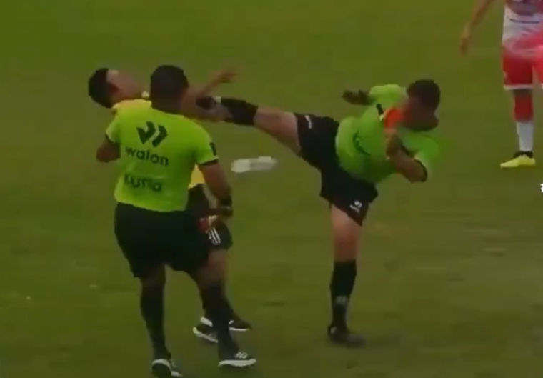 Un arbitre péruvien met un high kick à un membre du staff