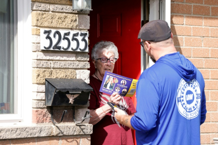 Opération de porte à porte organisée à Warren, dans le Michigan, par un syndicat, le United Auto Workers, avant les élections de mi-mandat, le 10 octobre 2026  ( AFP / JEFF KOWALSKY )