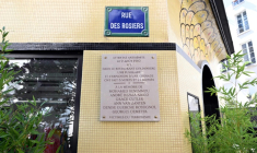 Une plaque commémorative apposée à l'occasion d'une cérémonie pour le 40e anniversaire de l'attentat rue des Rosiers, le 9 août 2022 à Paris ( AFP / Emmanuel DUNAND )