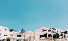 La situation des petits propriétaires ayant investi dans une résidence de tourisme risque de se trouver très bientôt inconfortable (Crédits photo : Unsplash - Abdelhamid Azoui )