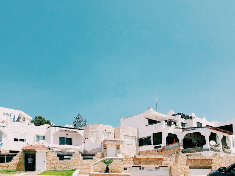 La situation des petits propriétaires ayant investi dans une résidence de tourisme risque de se trouver très bientôt inconfortable (Crédits photo : Unsplash - Abdelhamid Azoui )