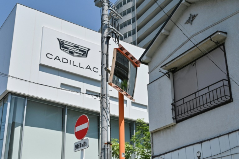Une enseigne de la marque automobile Cadillac sur le mur d'un concessionnaire à Tokyo, le 30 avril 2025 ( AFP / Richard A. Brooks )
