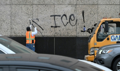 Un employé efface un graffiti sur un bâtiment fédéral dans le centre de Los Angeles, le 11 juin 2025 ( AFP / Robyn Beck )
