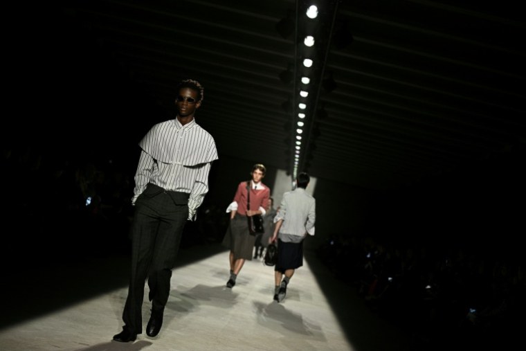 Des mannequins présentent au premier étage d'un immeuble en chantier les créations de Dries Van Noten pour la collection Prêt-à-porter Homme Automne-Hiver 2026/2027 lors de la Fashion Week Homme de Paris, le 22 janvier 2026 ( AFP / JULIEN DE ROSA )