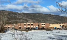 Cette capture d'une vidéo réalisée par un journaliste local, Trent Ernst, montre le collège-lycée où un individu a tué neuf personnes dans la petite ville de Tumbler Ridge, dans l'ouest du Canada, le 10 février 2026 ( AFP / Trent Ernst )