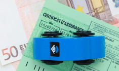 (Crédits photo : Adobe Stock - Assurance auto avec certificat et vignette verte fournis par la compagnie d'assurance)