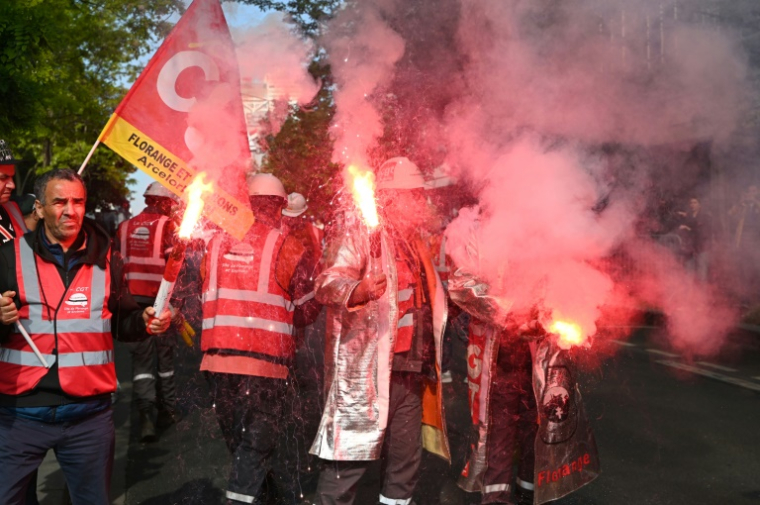 Des salariés d'ArcelorMittal rassemblés devant le siège du groupe à Saint-Denis, près de Paris, le 13 mai 2025 ( AFP / LEO VIGNAL )