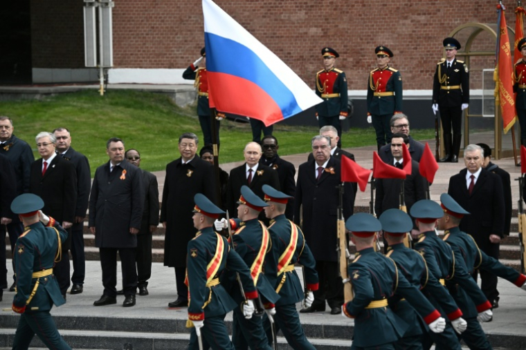 Le président russe Vladimir Poutine et des dirigeants étrangers, lors d'un dépôt de gerbes sur la tombe du Soldat inconnu, à Moscou, le 9 mai 2025 ( AFP / Angelos TZORTZINIS )