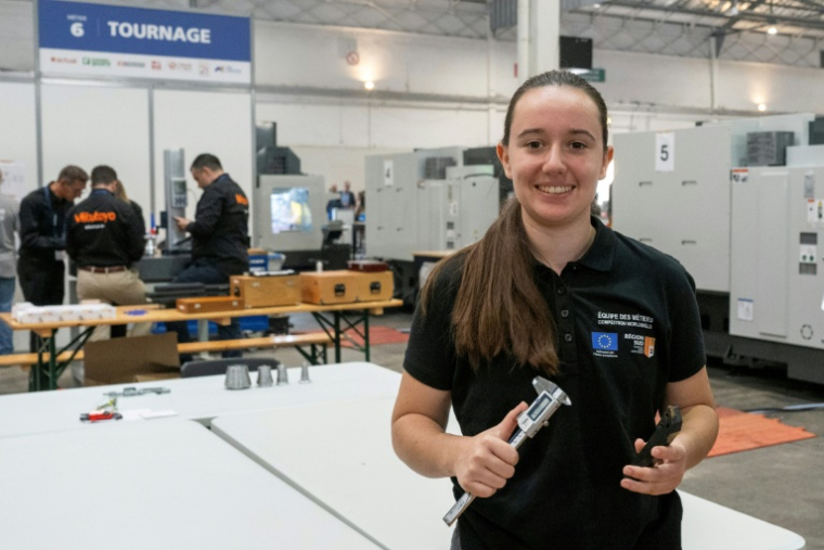 Meilleure Apprentie de France en usinage (MAF) 2023, Lona Hughes, pose avec ses outils de travail lors de la 48ème édition du Concours National des Métiers 2025 organisé par "WorldSkills France" au Parc Chanot, à Marseille, le 16 octobre 2025. ( AFP / Miguel MEDINA )