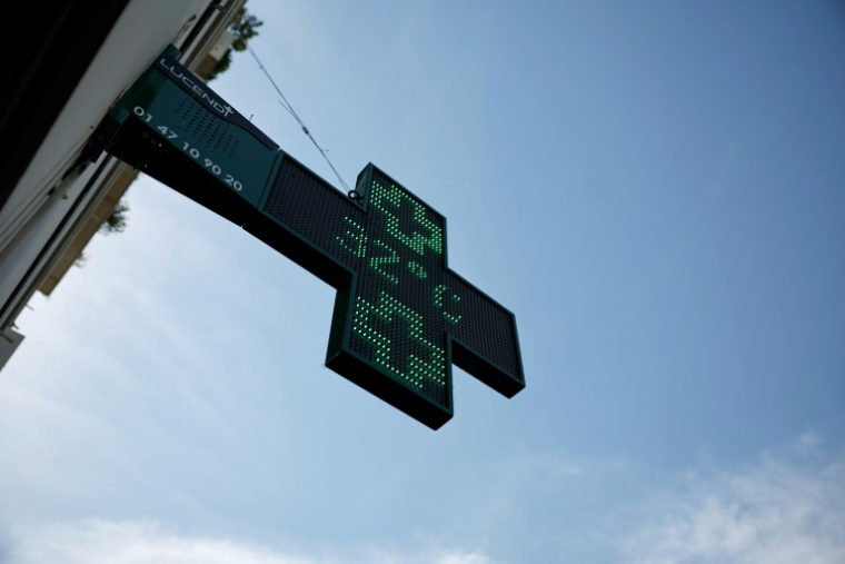 Un thermomètre de pharmacie indique une température de 32°C à Paris, le 28 mai 2026 lors d'une vague de chaleur en France ( AFP / SIMON WOHLFAHRT )