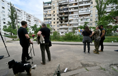 Un immeuble endommagé par une attaque de drone russe à Kiev, le 24 mai 2025 ( AFP / Sergei SUPINSKY )