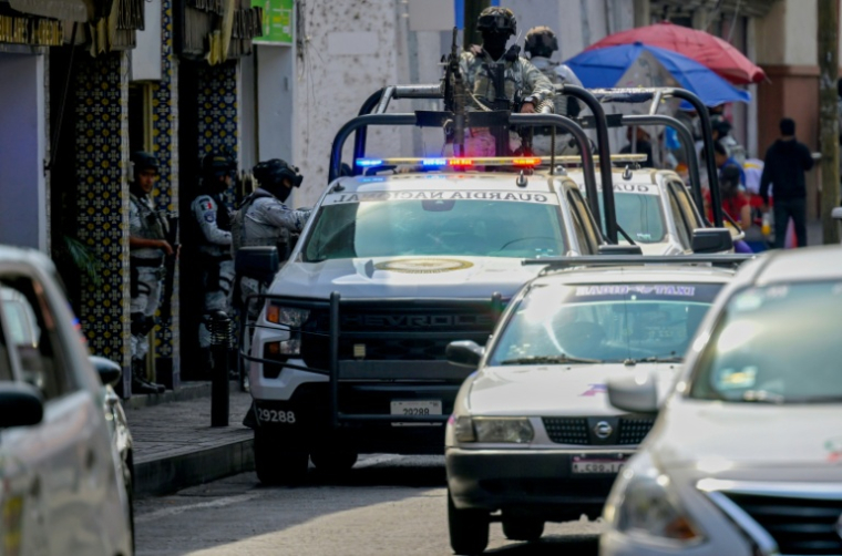 Des membres de la Garde nationale patrouillent dans le centre-ville d'Uruapan, dans l'État de Michoacán, au Mexique, le 18 avril 2026 ( AFP / Alfredo ESTRELLA )