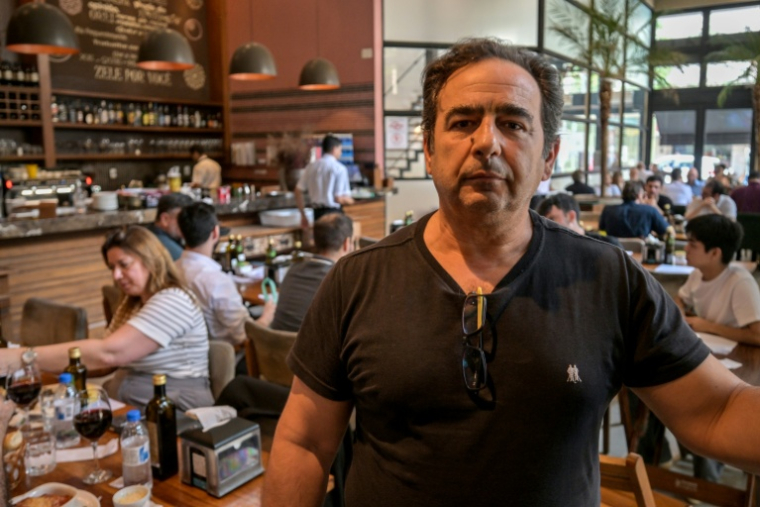 Nikolaos Loukopoulos, propriétaire du restaurant grec Athenas, le 3 octobre 2025 à Sao Paulo, au Brésil ( AFP / Nelson ALMEIDA )