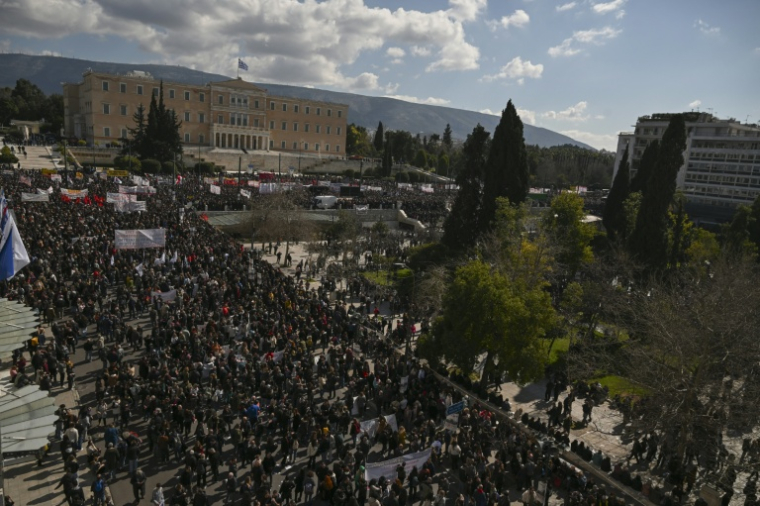 Rassemblement pour commémorer la collision ferroviaire meurtrière du 28 février 2023 et réclamer justice face aux failles de l'enquête, le 28 février 2026 à Athènes ( AFP / Aris MESSINIS )