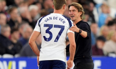 Micky van de Ven soutenu par son coach après avoir grièvement blessé Alexander Isak