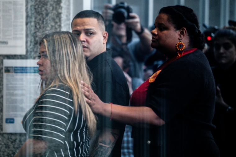 Kilmar Abrego Garcia et sa femme Jennifer Vasquez pénétrent dans le bâtiment de la police de l'immigration à Baltimore, Maryland, le 25 août 2025 ( AFP / Roberto SCHMIDT )