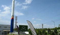 Une maquette de la fusée orbitale Vikram-1 à l'entrée de l'entreprise Skyroot Aerospace, en périphérie d'Hyderabad, le 7 juillet 2026 en Inde ( AFP / Noah SEELAM )