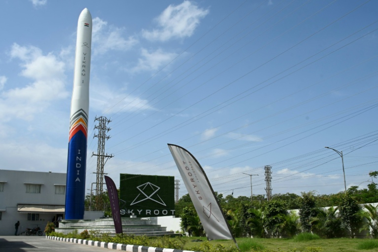Une maquette de la fusée orbitale Vikram-1 à l'entrée de l'entreprise Skyroot Aerospace, en périphérie d'Hyderabad, le 7 juillet 2026 en Inde ( AFP / Noah SEELAM )