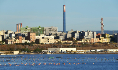 Vue de l'aciérie ArcelorMittal Italia (ex-Ilva), surplombant le quartier résidentiel de Tamburi à Tarente, dans le sud de l'Italie, le 8 novembre 2019 ( AFP / ANDREAS SOLARO )