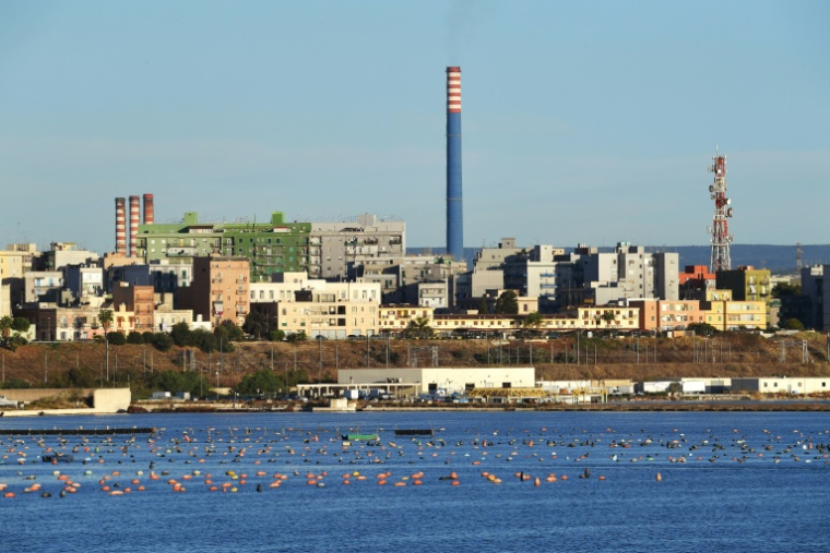 Vue de l'aciérie ArcelorMittal Italia (ex-Ilva), surplombant le quartier résidentiel de Tamburi à Tarente, dans le sud de l'Italie, le 8 novembre 2019 ( AFP / ANDREAS SOLARO )