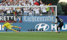 Sixième tireur du Paraguay lors de la séance de tirs au but, Jose Canale trompe le gardien allemand Manuel Neuer et envoie les Sud-Américains en huitième de finale de la Coupe du monde le 29 juin 20226 à Foxborough  ( AFP / Odd ANDERSEN )