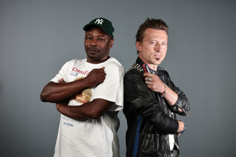 Le musicien Greg Zlap (d) et le rappeur MC Solaar à Paris, le 18 août 2025 ( AFP / Thibaud MORITZ )
