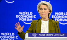 La présidente de la Commission européenne Ursula von der Leyen lors du Forum économique mondial de Davos, le 20 janvier 2026 en Suisse ( AFP / Fabrice COFFRINI )